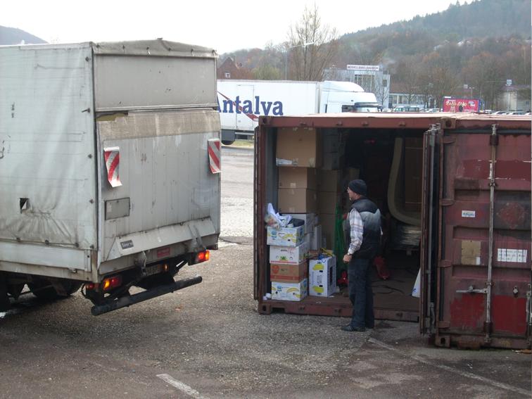 Anlieferung an den Container. Image